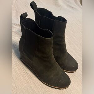 Woman’s Ugg Pax Chelsea Hidden Wedge Slip On Suede Booties Charcoal Gray Size 10